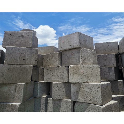 預(yù)制光伏墩和現(xiàn)場澆筑光伏墩相比，各自在施工效率和成本控制上有什么特點(diǎn)？