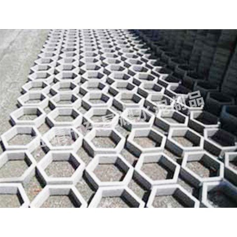 在寒冷地區(qū)，護(hù)坡磚是否會(huì)因凍融循環(huán)出現(xiàn)碎裂，選擇時(shí)需重點(diǎn)關(guān)注哪些材質(zhì)特性？